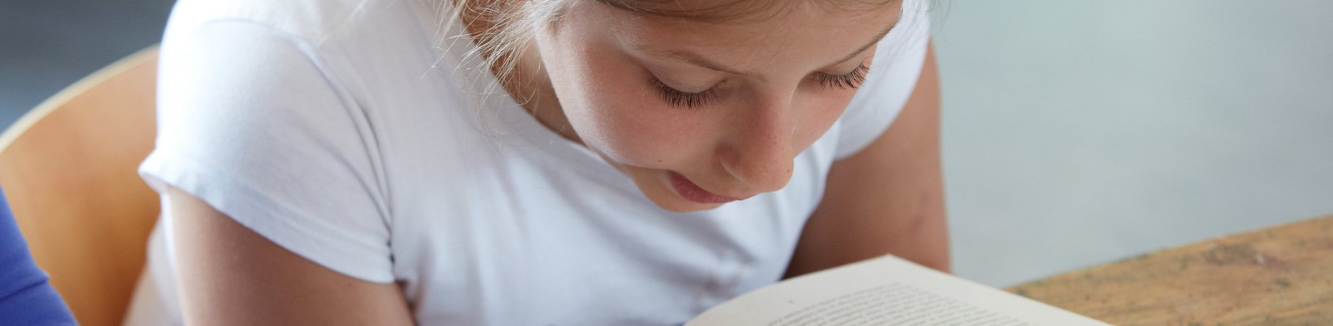 Lesekind-mit-Buch-Abschnitt-unten